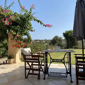 House With Garden In - 10' From Center Σπίτι διακοπών